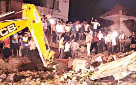 फिरोजाबाद में पटाखा फैक्ट्री विस्फोट: गोदाम के धमाके से कई मकान मलबे में तब्दील, 5 की मौत...