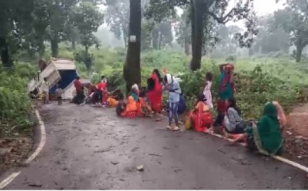CG BREAKING: दुखद घटना: कैलाश गुफा से लौटते श्रद्धालुओं की पिकअप पलटी  25 से 30 लोग सवार थे, चार की हालत गंभीर...