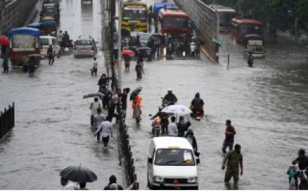 Mumbai Rain: मुंबई में बारिश ने मचाई तबाही, 5 मौतें, लोकल सेवाएं ठप, प्रशासन ने जारी किया अलर्ट
