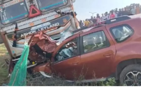 हाईवे पर भीषण सड़क हादसा: ट्रक से टक्कर के बाद कार के उड़े परखच्चे, डॉक्टर समेत 2 की मौत, 3 गंभीर घायल