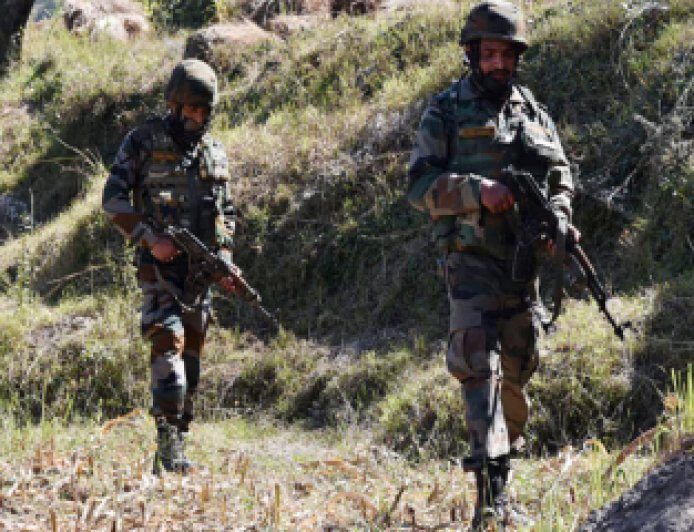 Jammu Kashmir: कुलगाम मुठभेड़,  सुरक्षाबलों और आतंकियों के बीच भिड़ंत, तीन जवान घायल