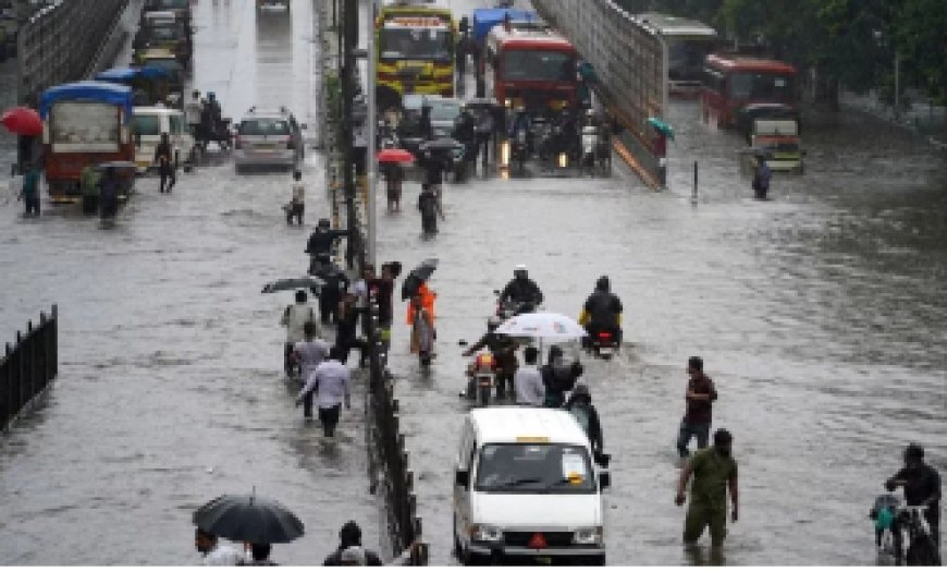 Mumbai Rain: मुंबई में बारिश ने मचाई तबाही, 5 मौतें, लोकल सेवाएं ठप, प्रशासन ने जारी किया अलर्ट