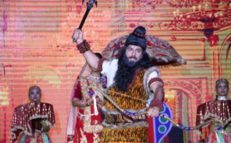 दिल्ली रामलीला मंचन में BJP सांसद मनोज तिवारी ने निभाया परशुराम का किरदार