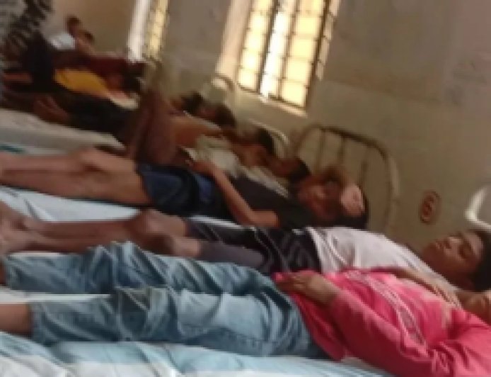 Bihar News : छिपकली खाने में गिरने से 50 छात्रों की तबीयत खराब, स्कूल में हड़कंप
