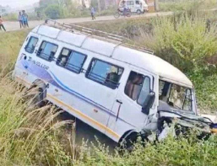 जहानाबाद में टूरिस्ट बस और हाइवा की भिड़ंत, 8 लोग घायल