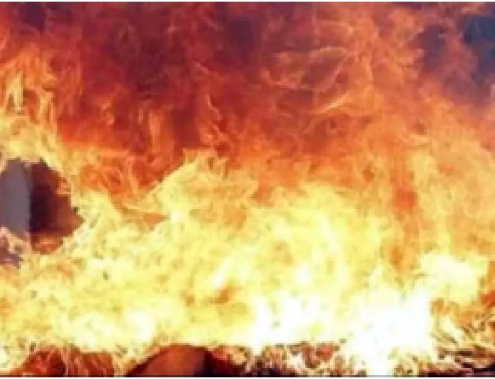 दर्दनाक हादसा: 4 मंजिला इमारत में आग, एक महिला की मौत, एक की हालत गंभीर